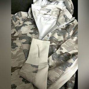 Athleta Triumph Printed zip Hoodie small Grey Gypsum Camo